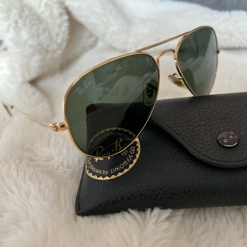Ray-Ban Aviators in Gold and Black.